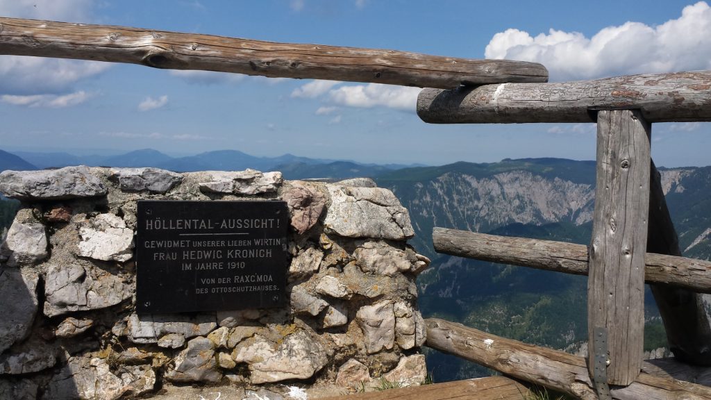 The Höllentalaussicht (at the end of the track)