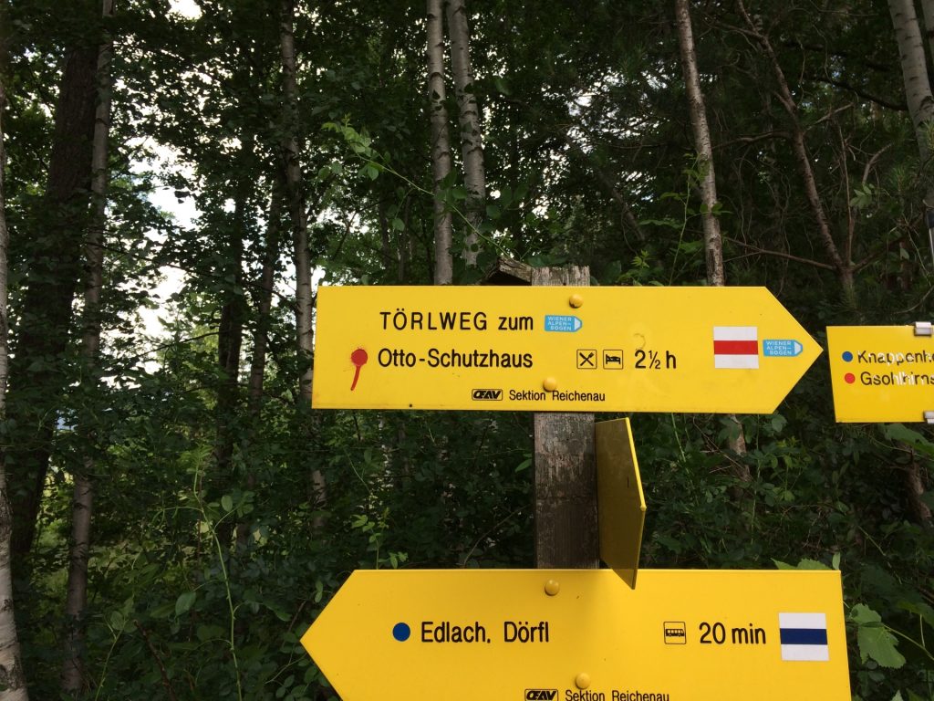 At the crossing, follow the white-red-white marked trail (Törlweg) towards Ottohaus