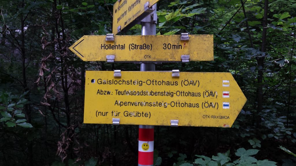 Follow the trail towards Teufelsbadstubensteig