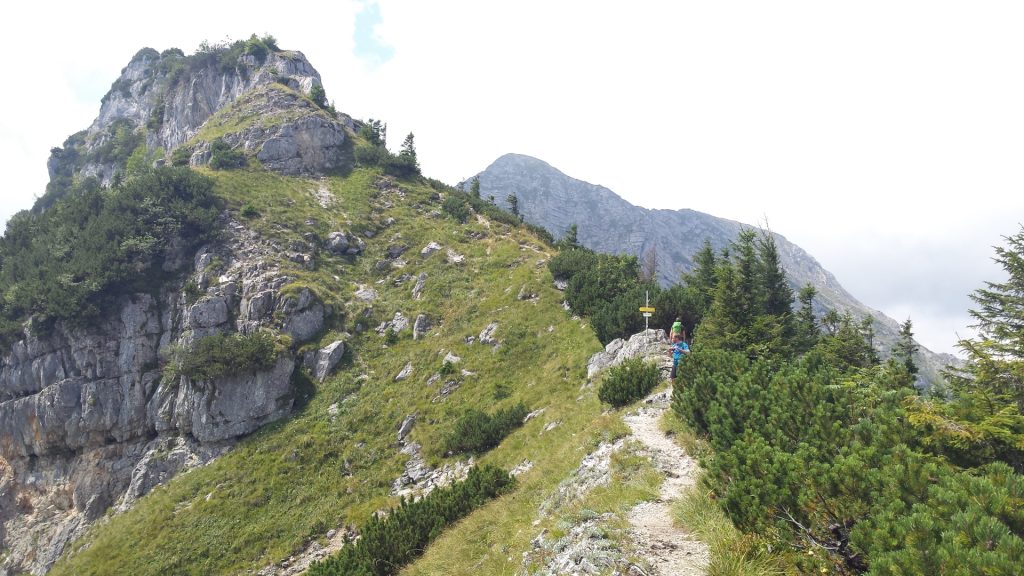 Trail towards the crossing to the caves