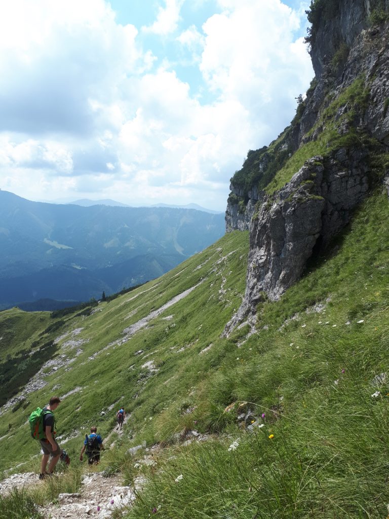 Trail towards the caves