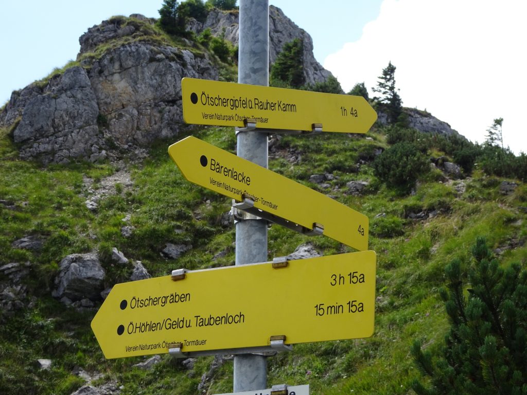 Signpost directing towards Rauher Kamm