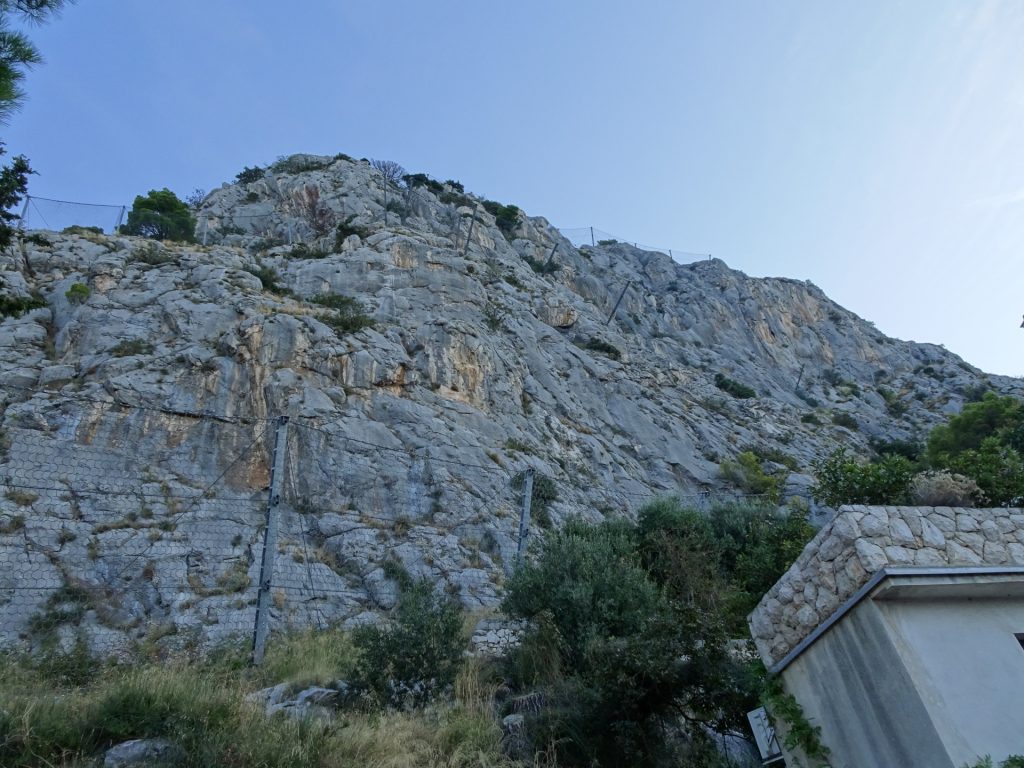 Hiking path towards the castle