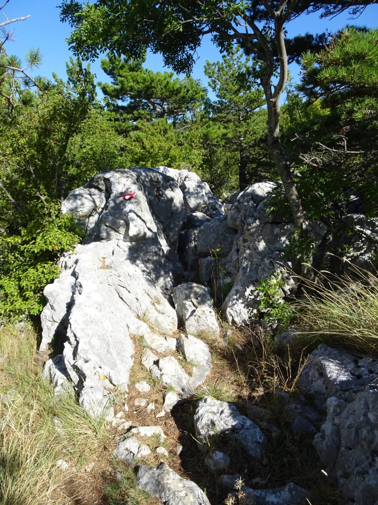 Rocky trail towards Kula