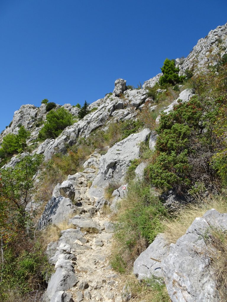 Steep, sun-exposed trail towards the Fortress