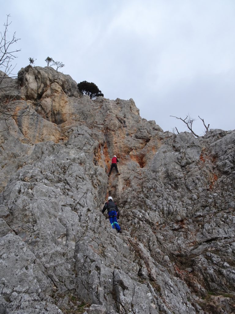 Hannes tries the crux (overhanging, E), Herbert follows