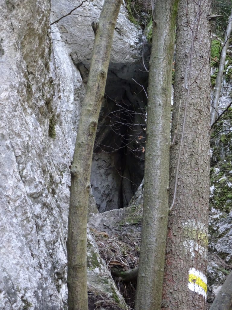 Interesting cave at the Naturfreundesteig