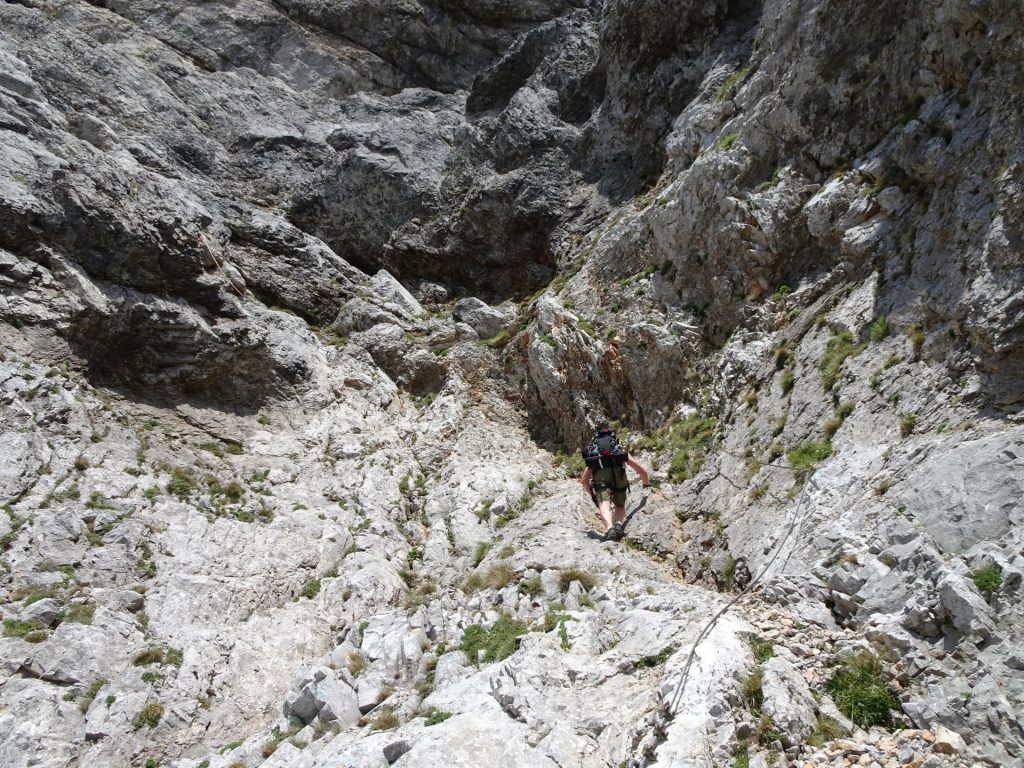 Hannes climbs up the upper part of Haidsteig
