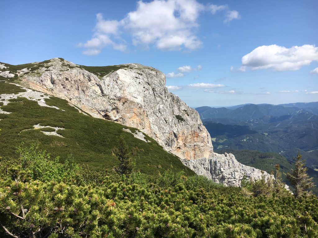 View towards the via ferrata from the hiking trail (Göbl-Kühn-Steig) downwards