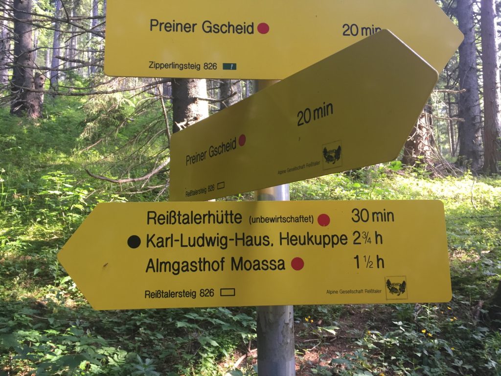 Follow the signposts towards "Reißtalerhütte"