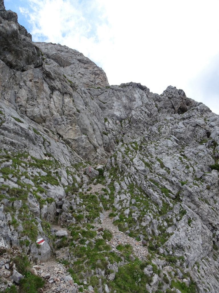 The climbing part (II-) of "Fuchslochsteig" (follow the red markings!)