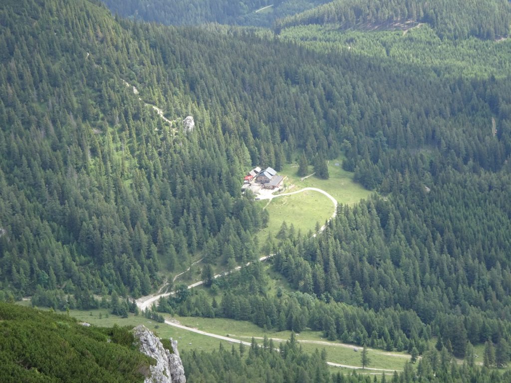 View downwards to "Waxriegelhaus" from Gretchensteig