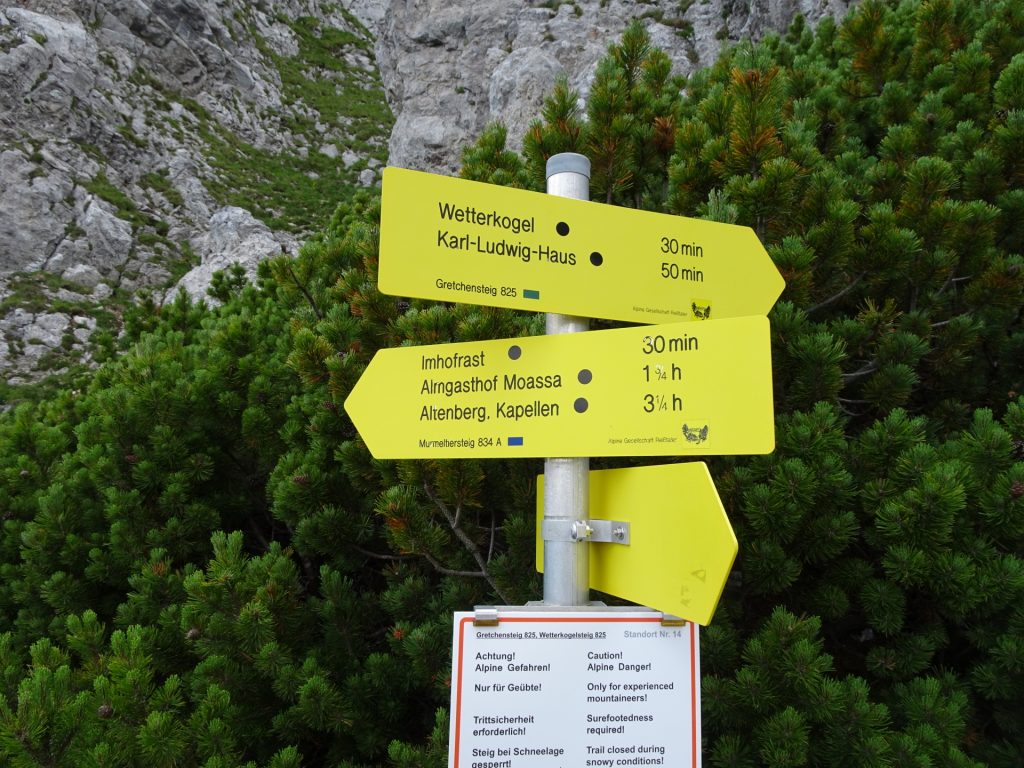 Signpost at the crossing between "Gretchensteig" and "Murmeltiersteig" (follow direction towards "Imhofrast")