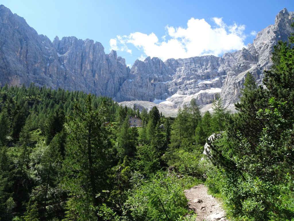 The "Rifugio Vandelli" hut next to the "Sorapis lake" (Largo del Sorapis)