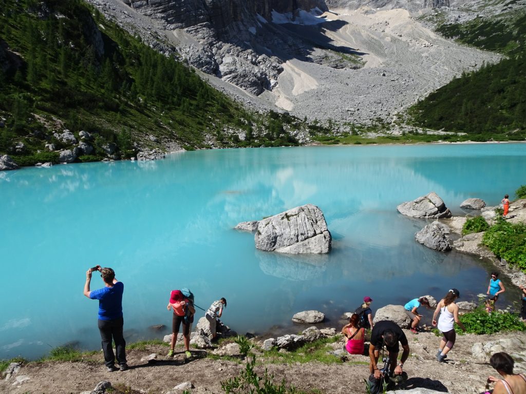 Arriving at the crowded but amazingly beautiful "Sorapis lake" (Largo del Sorapis)