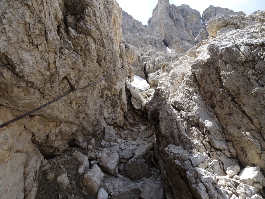 Climbing passage protected with fixed cables