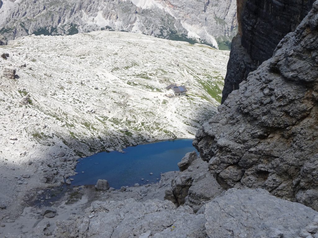 The Pisciadù hut and its lake are again becoming visible