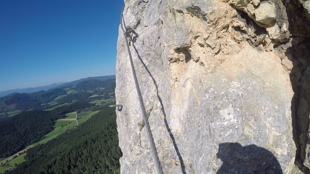 GV-Steig (Crux): at the slippery and exposed traverse (C). The saving rung is still far away!