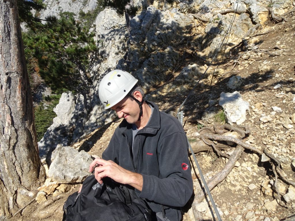 GV-Steig: Bernhard at the rest area after the crux (after (6))