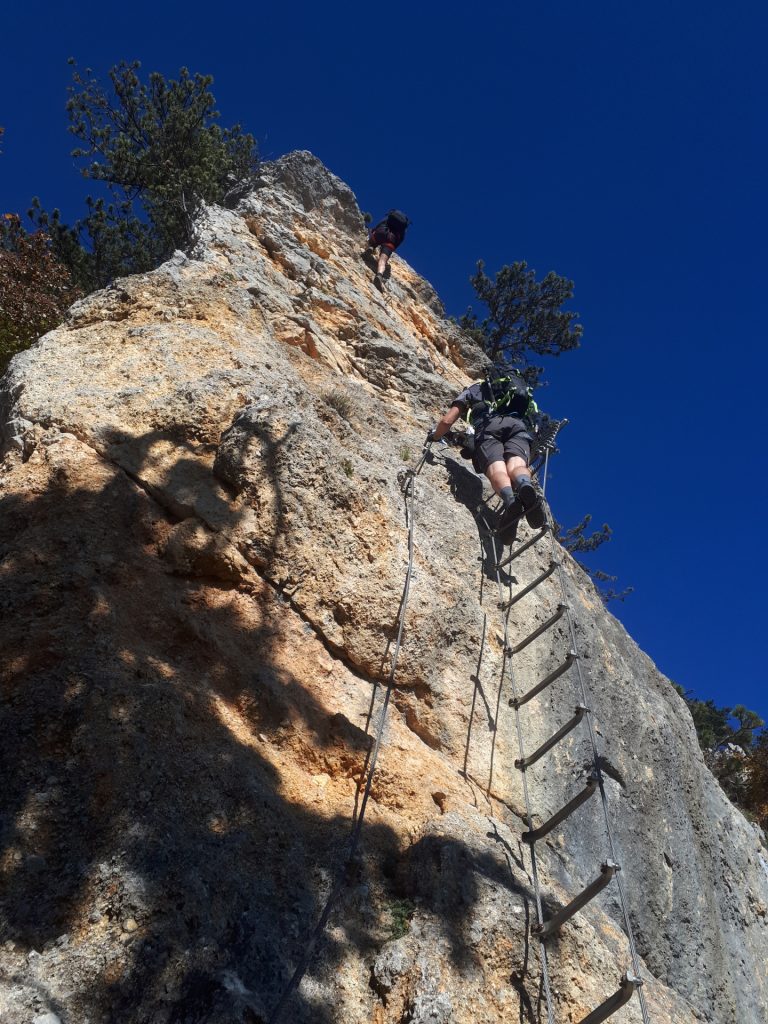 GV-Steig: Bernhard and Stefan at the hang glider and its steep wall ((10), C/D)