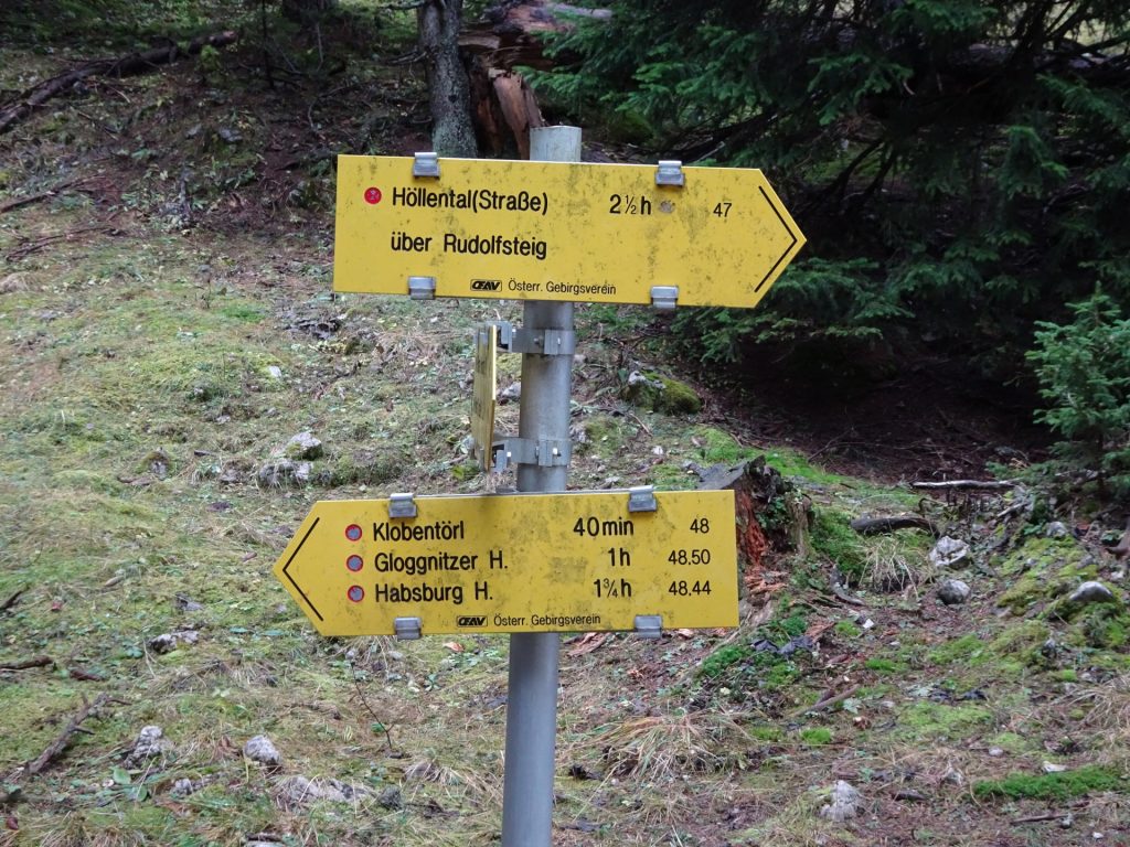 At the crossing: Turn left and follow the trail towards "Klobentörl"