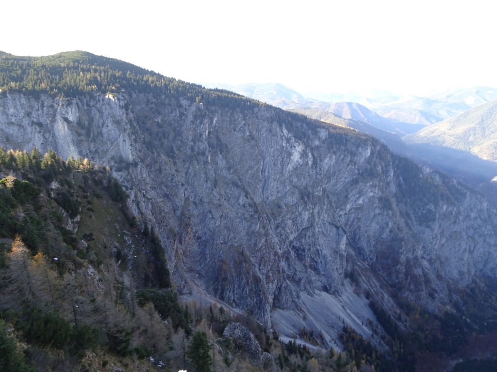 View back towards "Hoyossteig" from the "Höllentalaussicht" (viewing platform at the end of "AV-Steig")