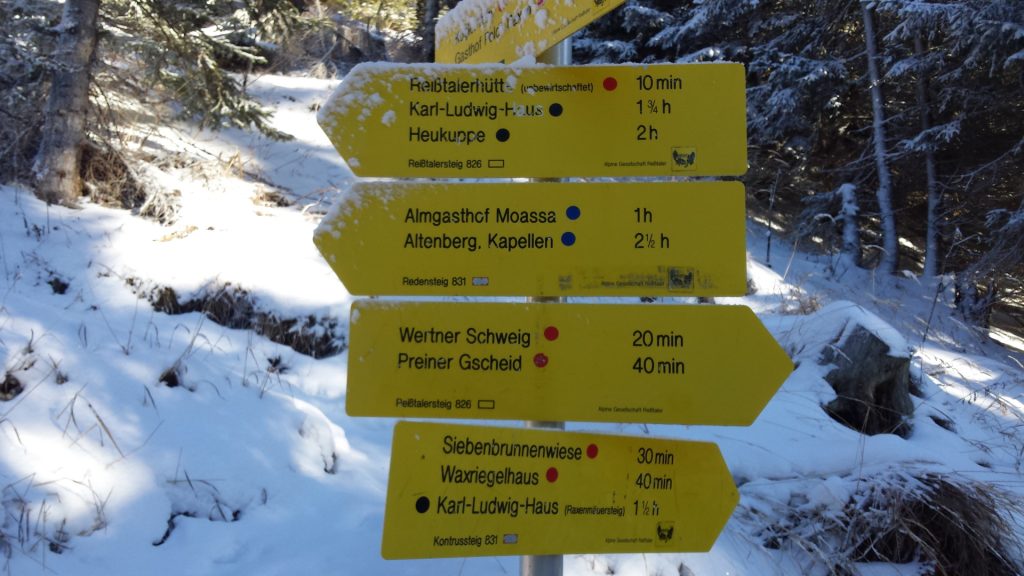 Follow the trail towards "Reißtalerhütte"