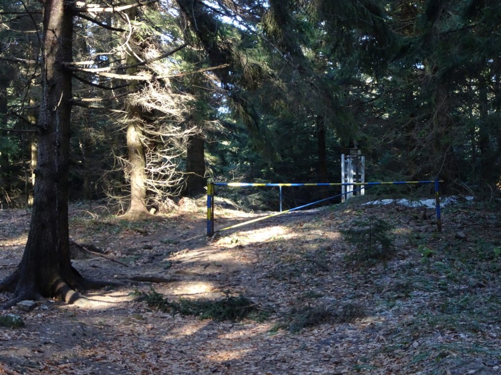 Turn right after the gate and follow the trail towards "Geschriebenstein"