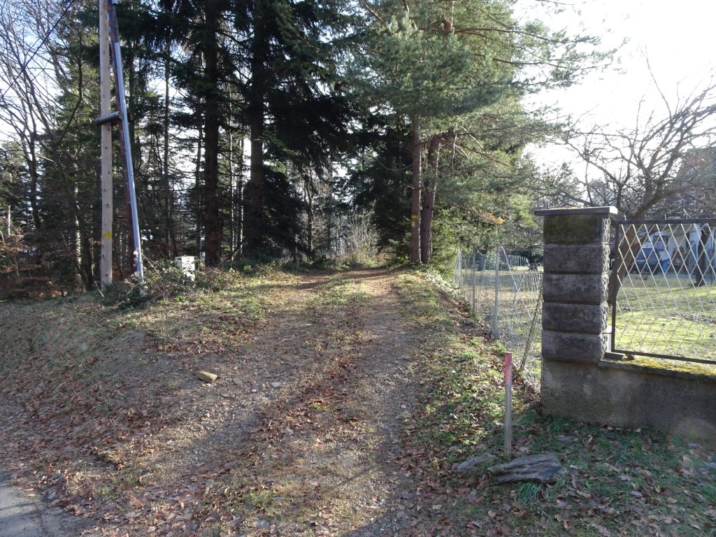 Turn right here and follow the yellow markings back to "Rechnitz"