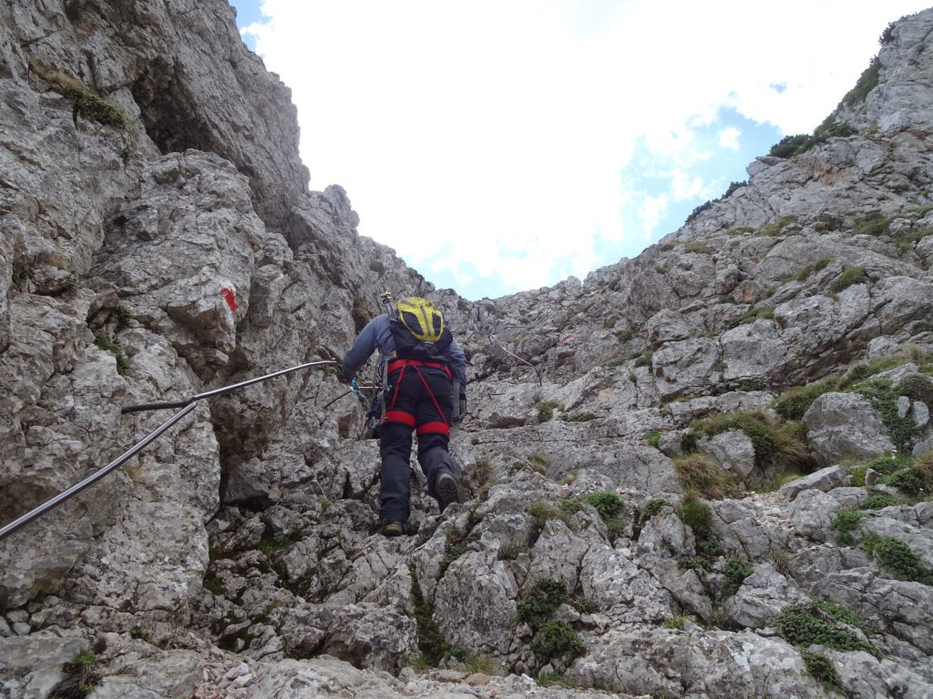 Robert climbs up the next passage of "Karl Kantner Steig" (A/B)