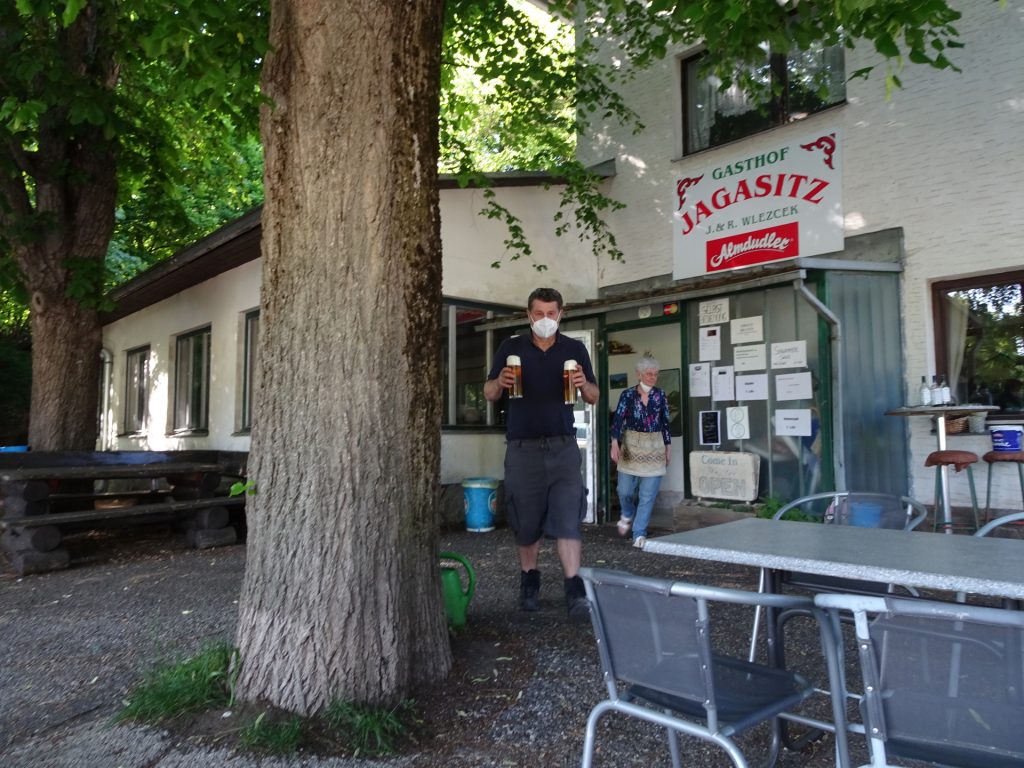 Robert brings some refreshments from "Jagasitz"