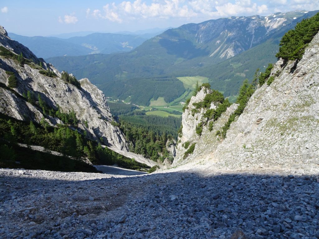 Crossing the scree field at "Zahmes Gamseck"