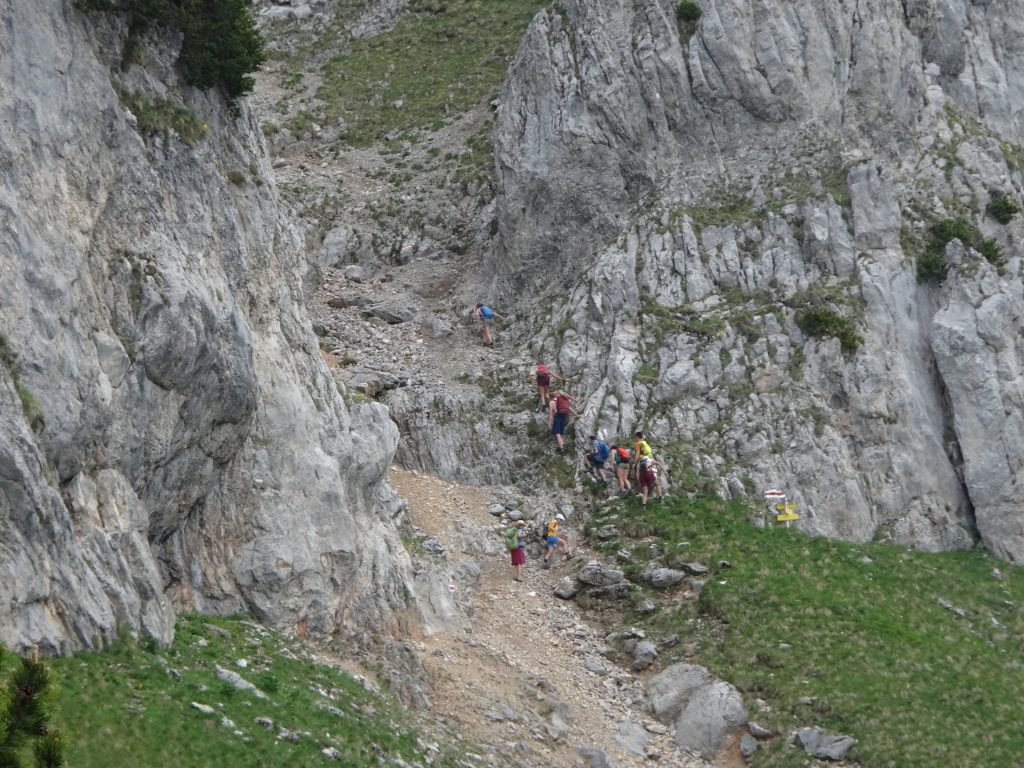 A crowd at the start of "Fuchsloch-Steig"