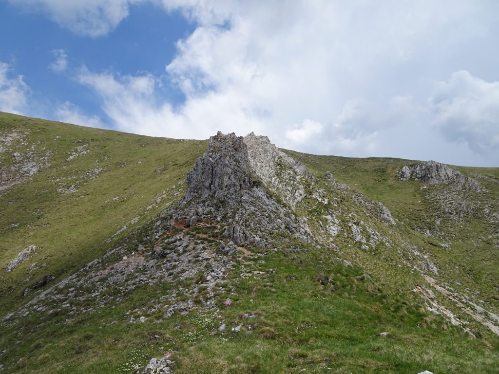 Hike along the ridge of "Fuchsloch-Steig" (pass by on its left hand-side)