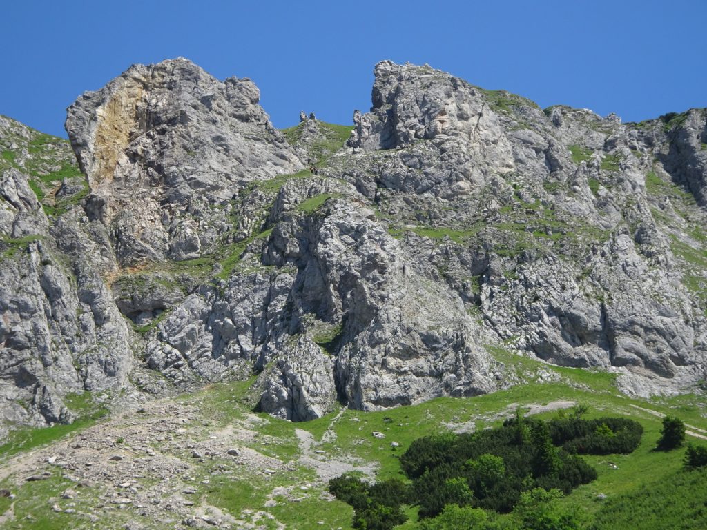 The "Predigtstuhlsteig" climbing route (you see people in the upper third)