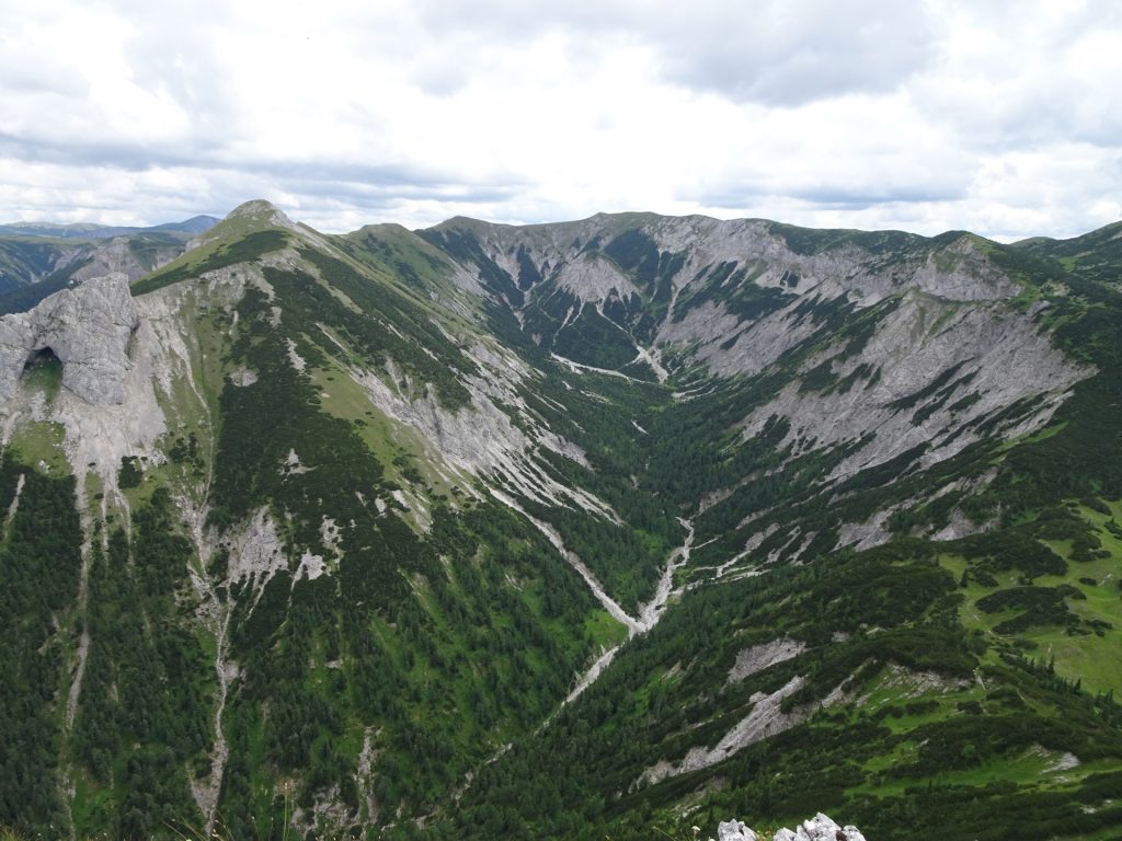 Amazing view from "Donnerwand" towards "Gamskirchl" (cave), "Kleine Mitterbergwand" and "Windberg"