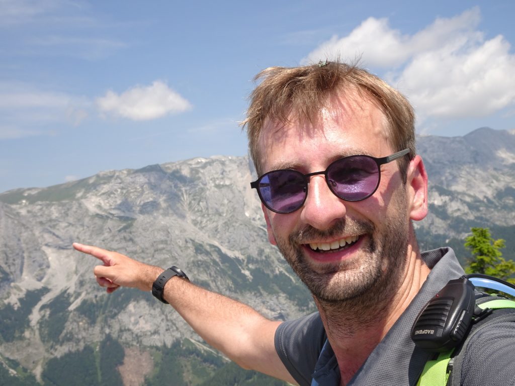 Stefan tries to identify the summits from "Pillsteiner Höhe"