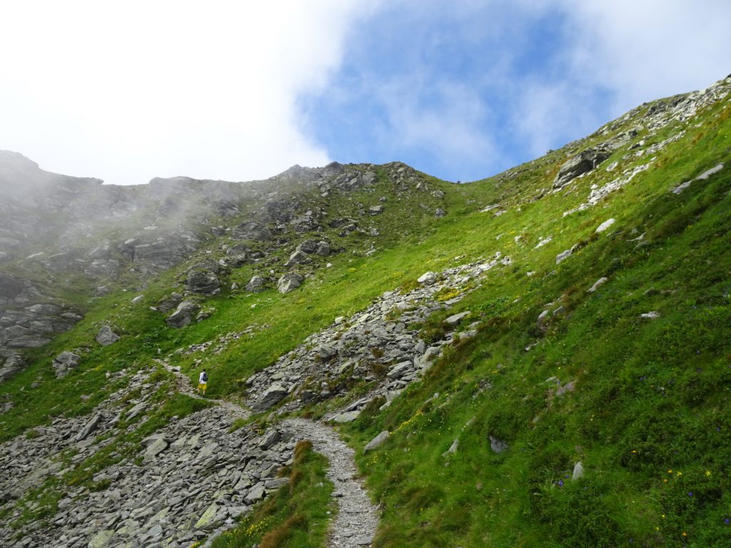 On the trail towards the saddle