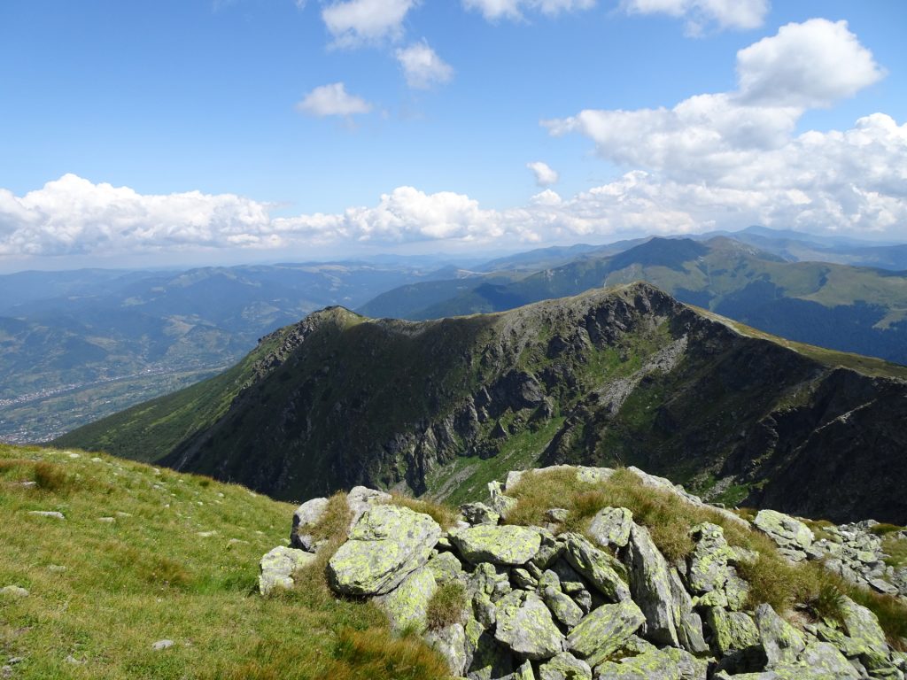 View from the saddle towards "Vârful Grohotu"
