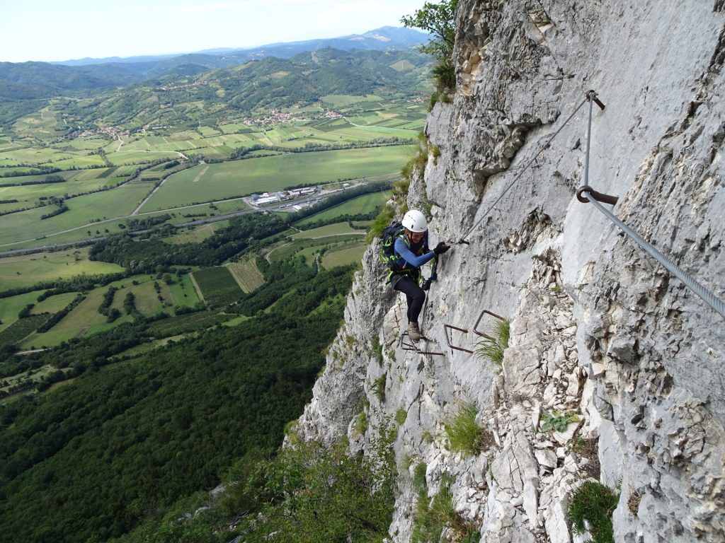 Maria climbs up the exposed traverse at the end of the 2nd part of "Otmarjeva Pot"