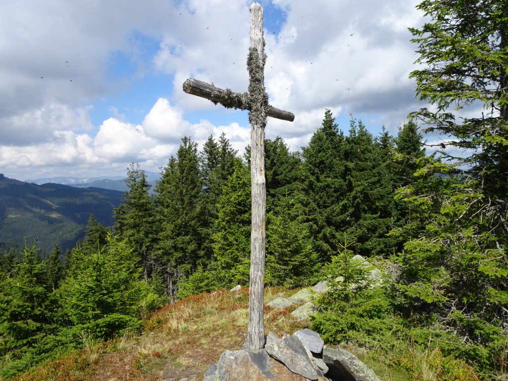 The wooden summit cross at the end of the plateau