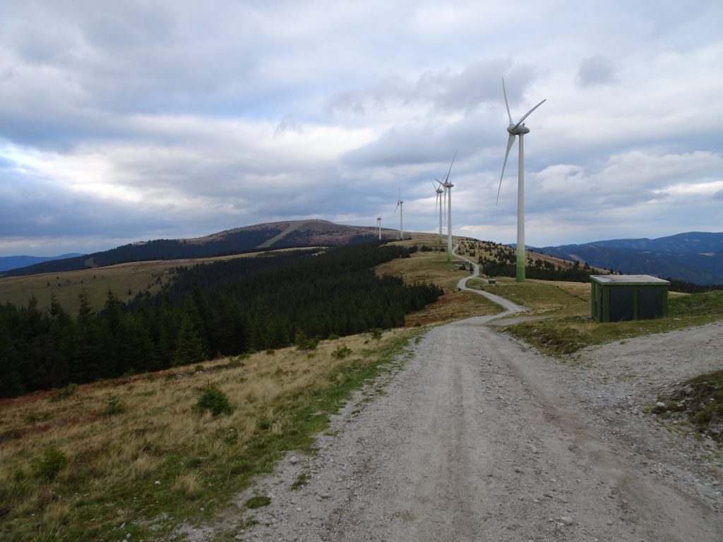 Hiking alongside the wind generators towards "Stuhleck"
