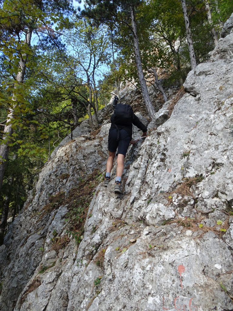 Bernhard climbing up the first passage of "Leitergrabengrat"