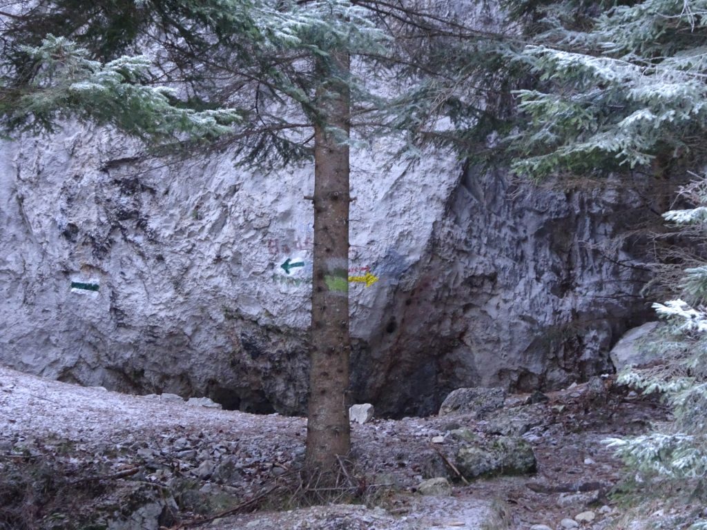 Turn right here and follow the trail along the wall towards the start of "Kleine Klause"