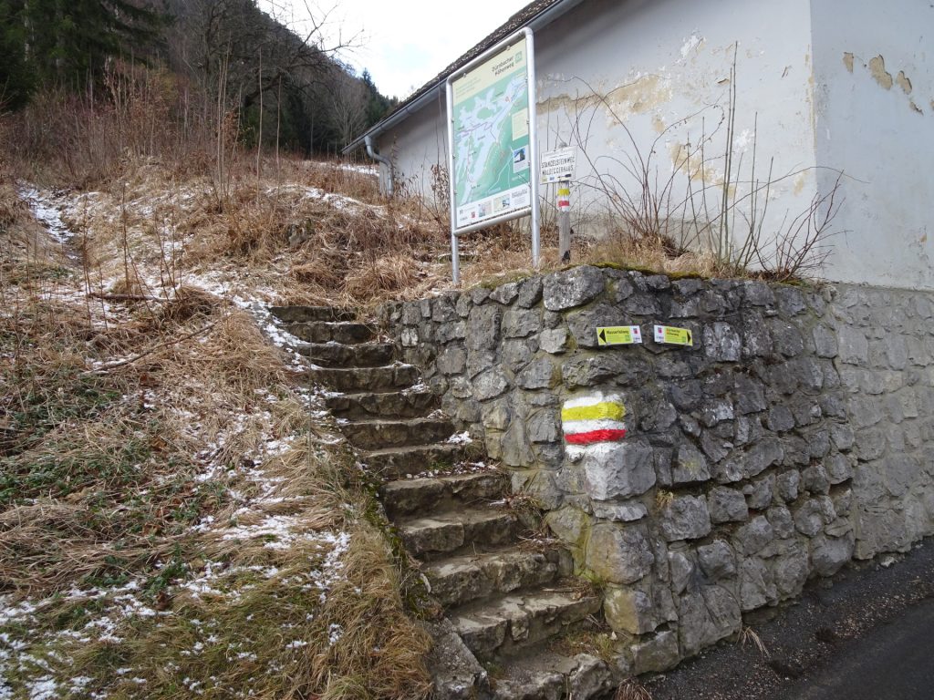 Follow the stairs opposite the <i>Nazwirt</i>