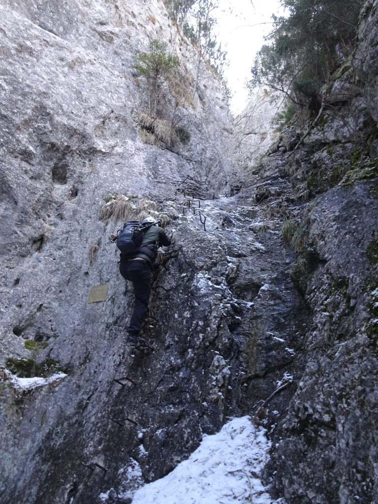 Robert climbs up the first meters of <i>Kleine Klause</i>