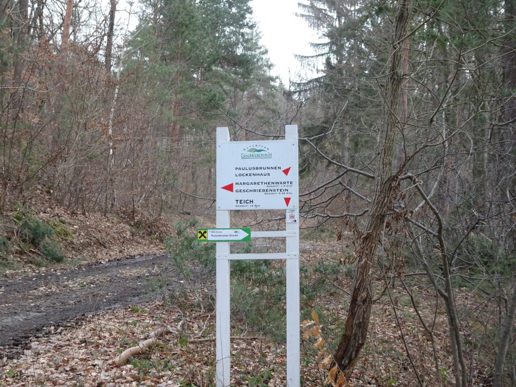 Follow the trail towards <i>Paulusbrunnen / Lockenhaus</i>
