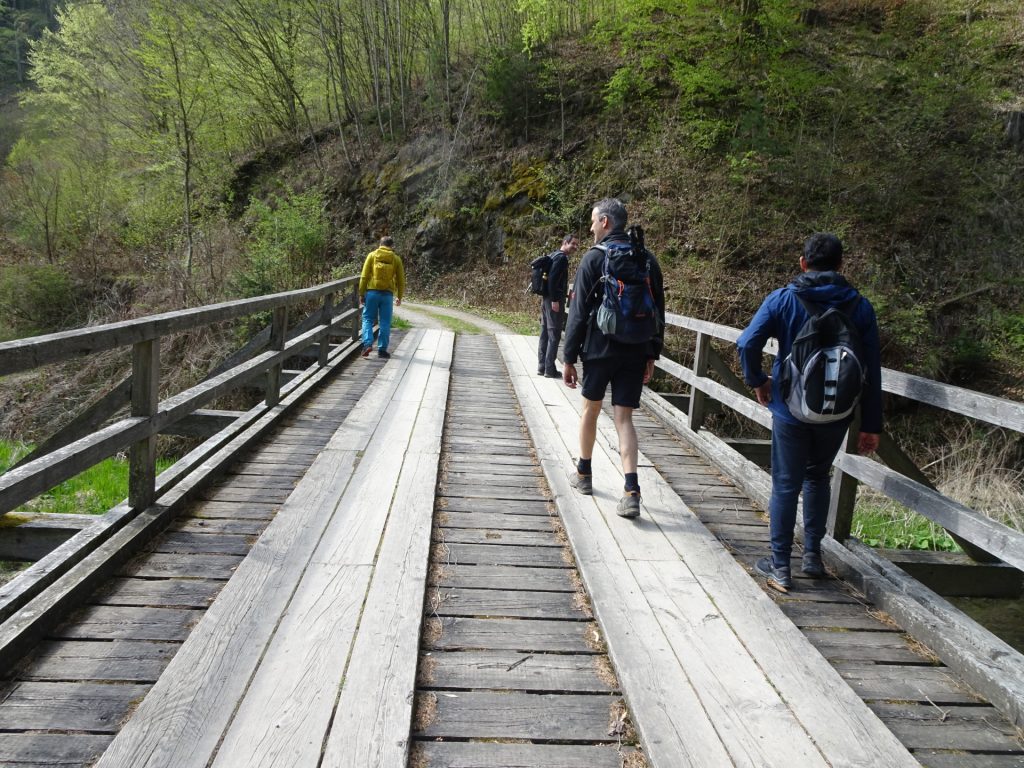 Cross the bridge and follow the trail towards <i>Wotansstein</i>