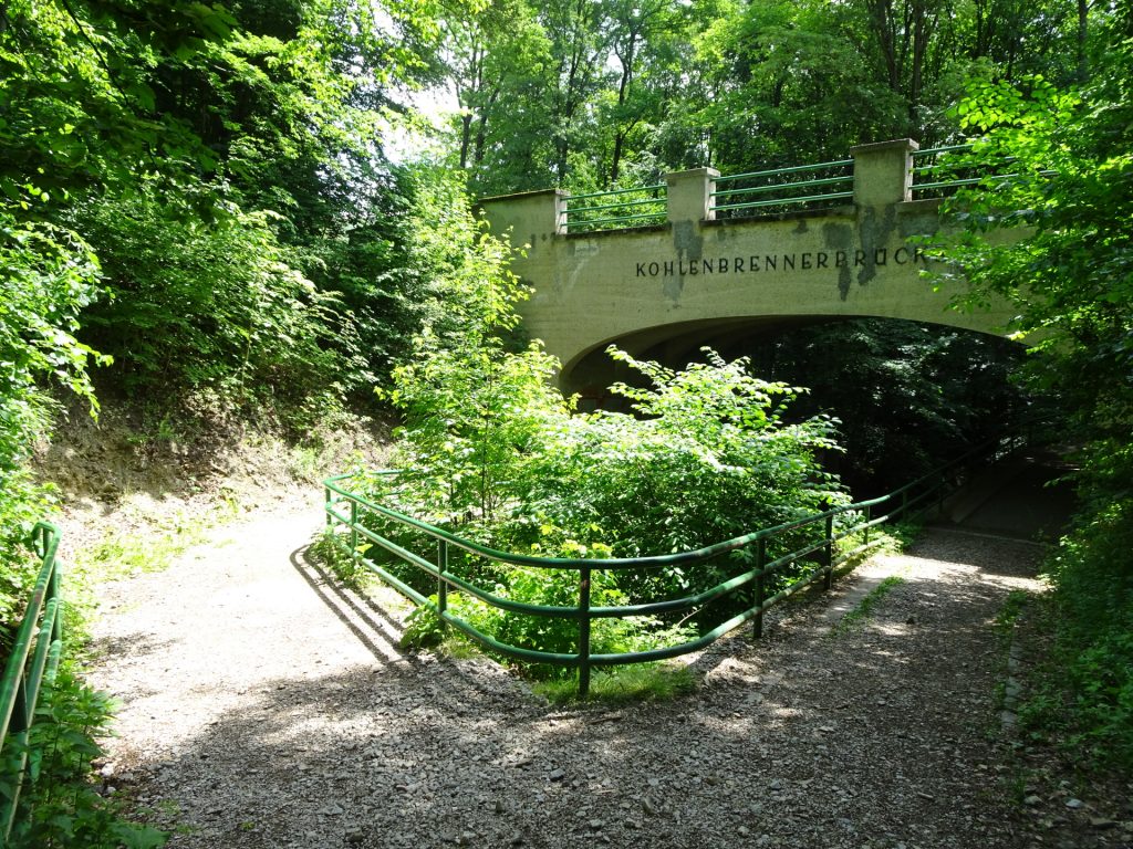 Use the left trail below the bridge towards <i>Cobenzl</i>