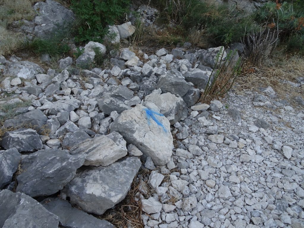 The blue arrow indicating the crossing towards the Via Ferrata